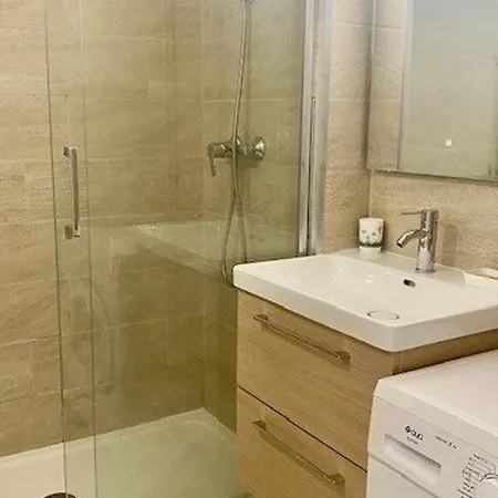 Apartment Confortable Avec Balcon, Wifi, Proche Cures - Fr-1-703-190